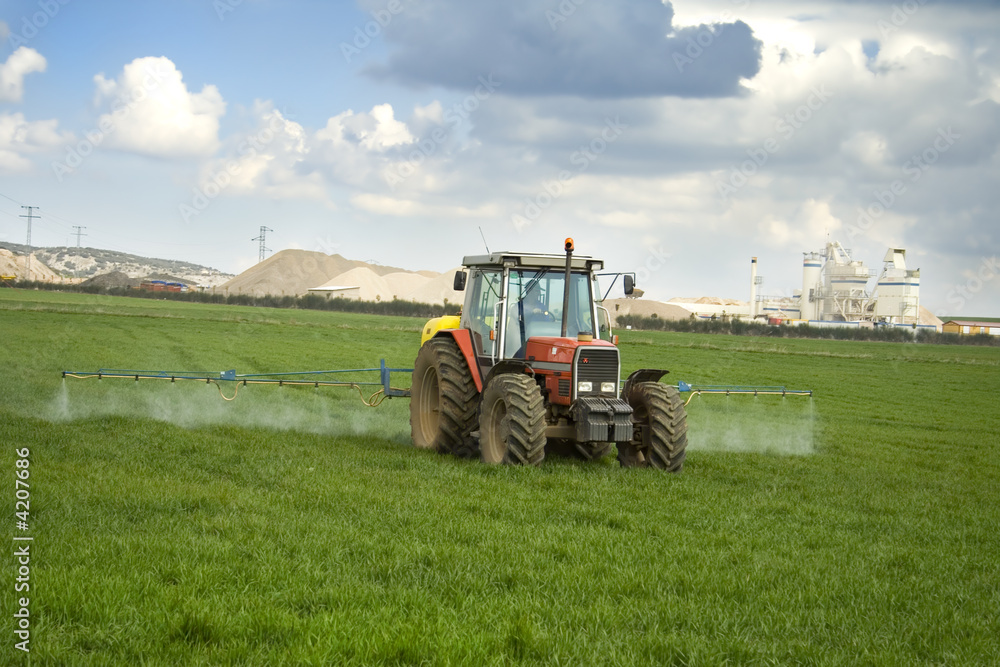 Obraz premium Tractor trabajando