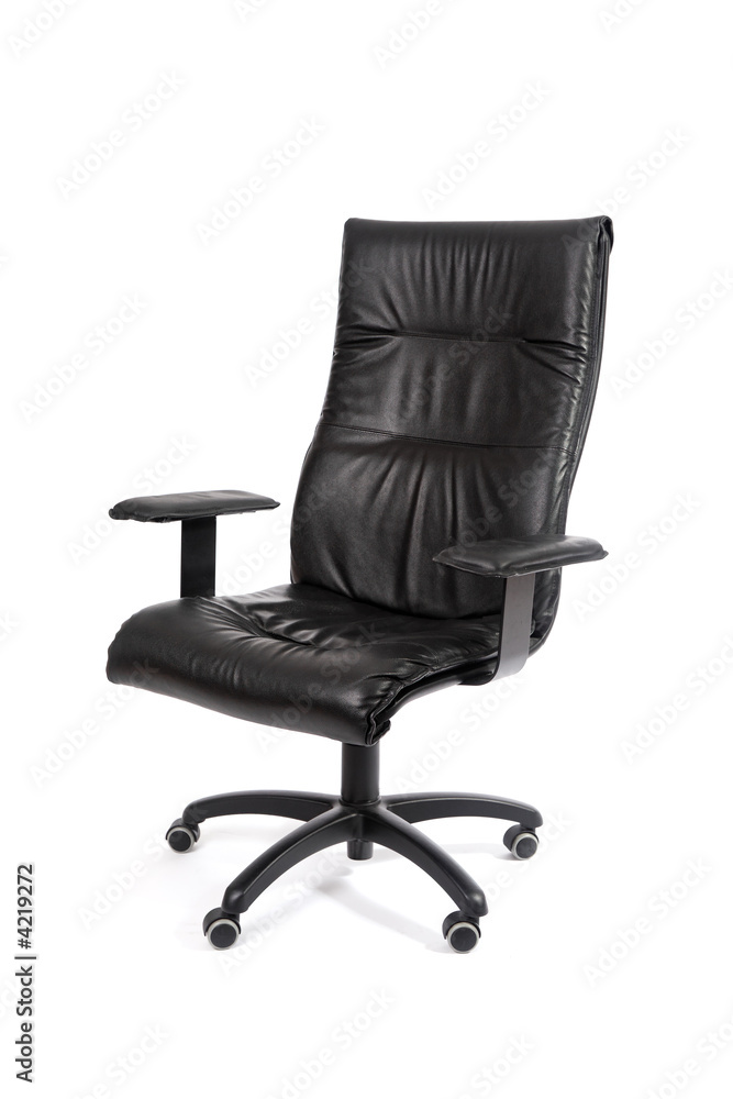 Fauteuil noir isolé sur fond blanc avec ombre