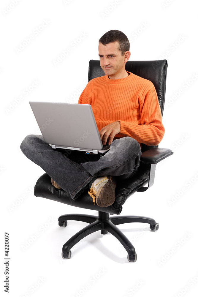 Homme travaillant sur un ordinateur portable Homme travaillant sur un ordinateur portable