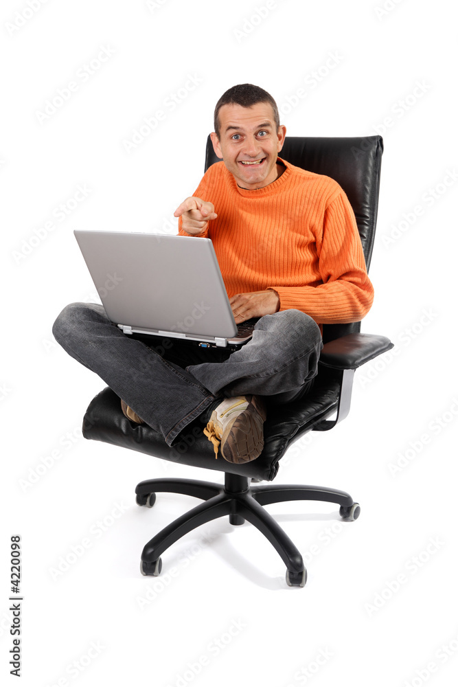 Homme travaillant sur un ordinateur portable Homme travaillant sur un ordinateur portable