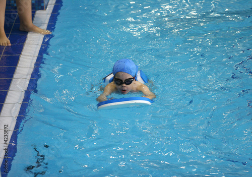 enfant qui apprend    nager