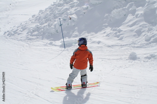 enfant en snowboard photo