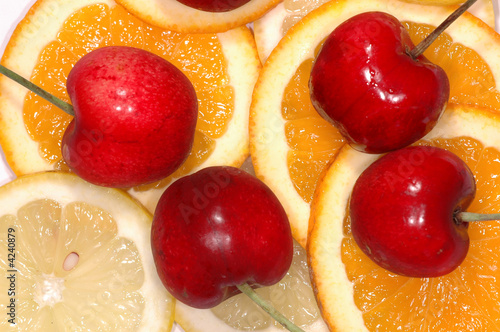 Cerezas y rodajas de limon y naranja