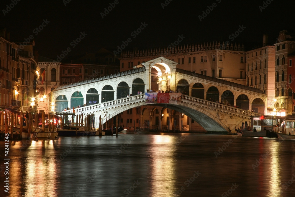 Pont du Rialto de nuit à Venise