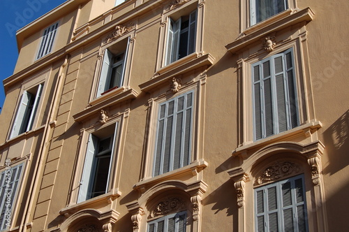 façade caractere