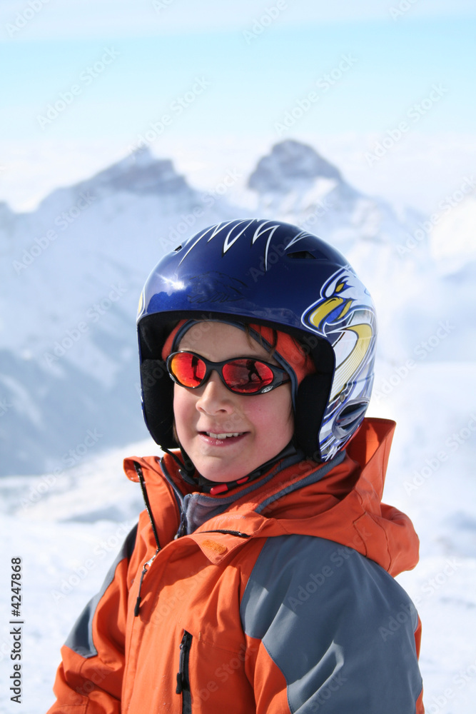portrait d'enfant en tenue de ski portrait d'enfant en tenue de ski