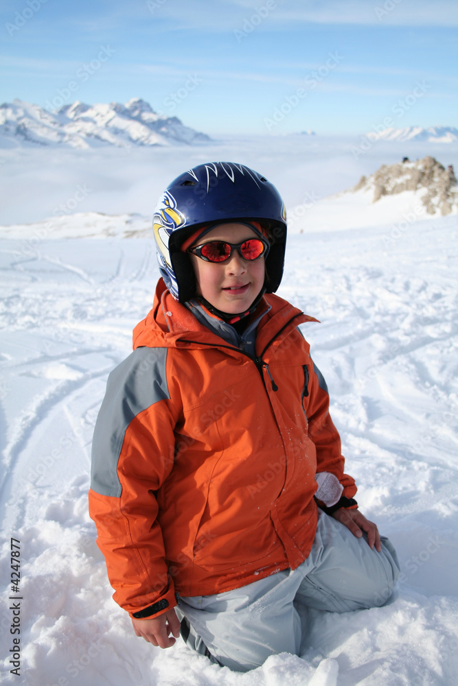 enfant à genoux dans la neige