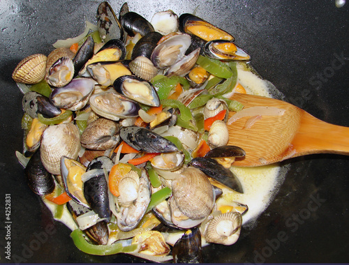 wok de fruits de mer photo