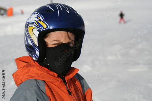 enfant au ski avec un masque anti froid © choucashoot