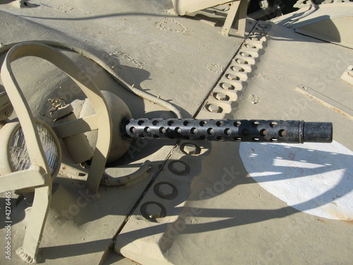 Machine-gun tank