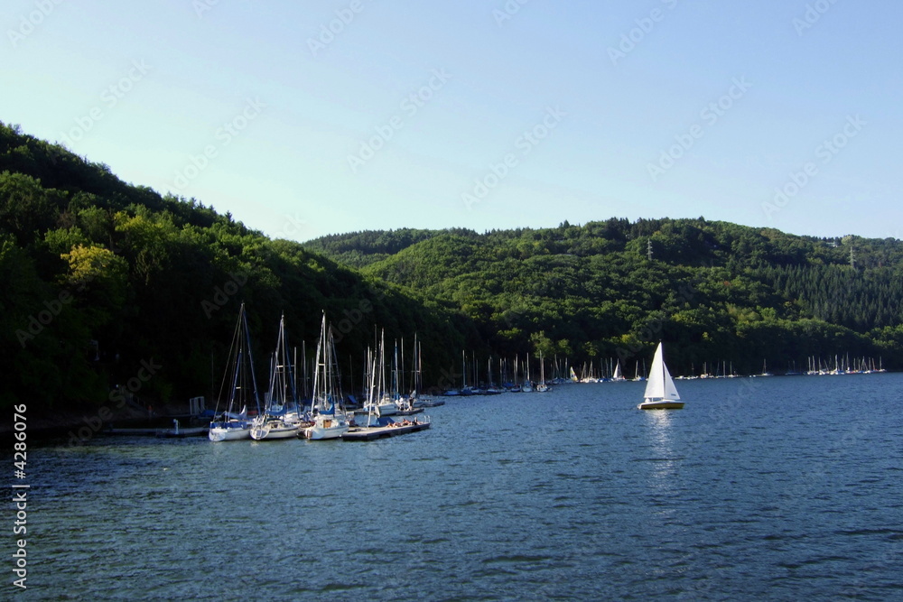 Obraz premium Rursee mit Naturpark Eifel