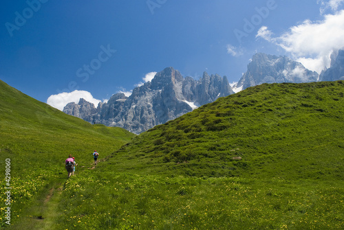 escursionisti verso le pale di S.Martino