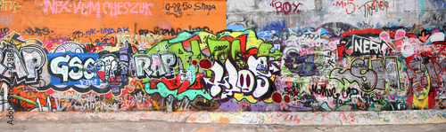 wall with graffity