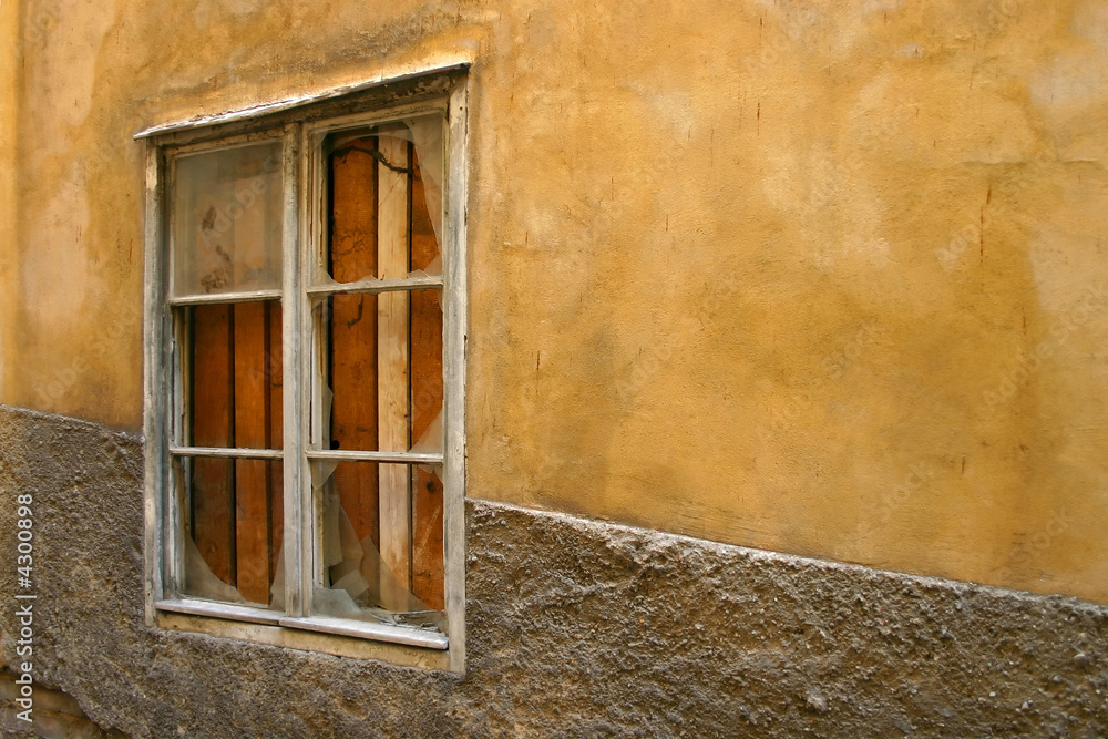 Fototapeta premium spotted wall with window on alleyway