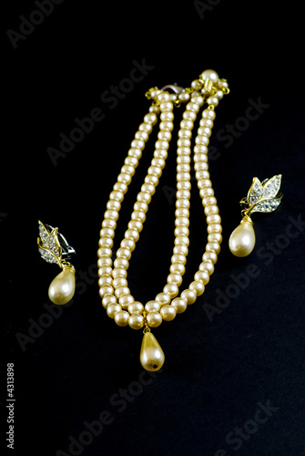 Pearl necklace and earings
