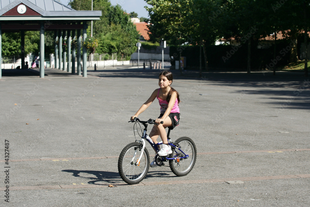 petite fille qui fait du vélo Stock Photo | Adobe Stock