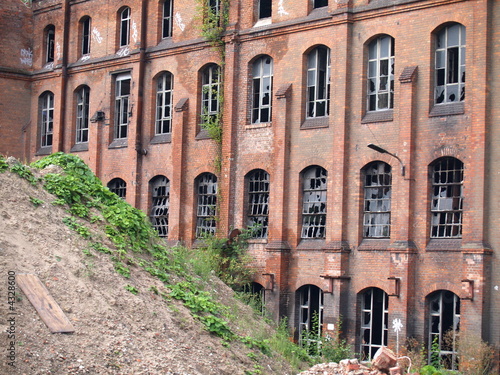 Fensterreihen eines alten Industriegebäudes