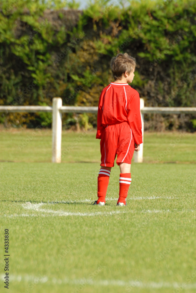 enfant qui attend le balon