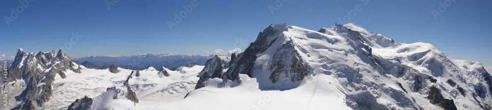 Obraz premium Panoramiczny Mont Blanc i szczyty