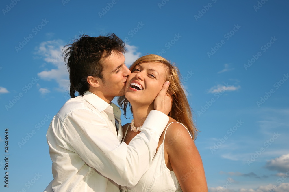 couple kissing