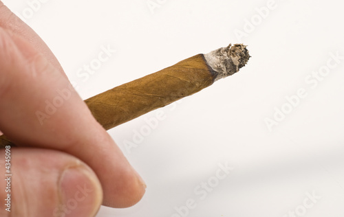 фотографія cigarillo in hand
