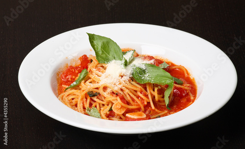  Freshly cooked plate of spaghetti with tomato sauce and oregano