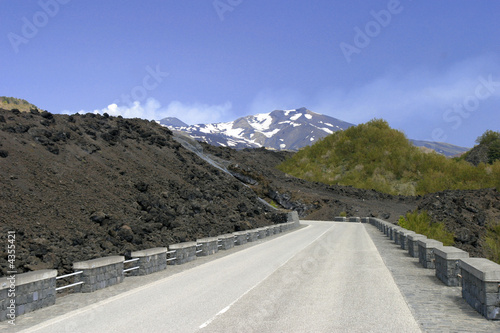 Durch das Lavafeld zum Etnakrater photo