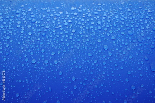 gocce di pioggia su telo blu