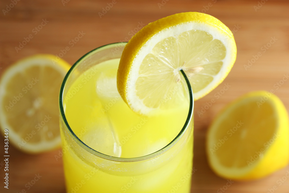 Glass of lemonade with lemon slice - obrazy, fototapety, plakaty 