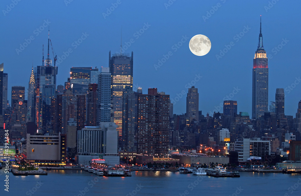 Fototapeta premium Manhattan Mid-town Skyline at Night