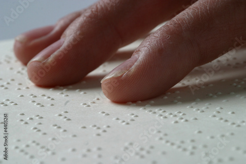 handicap non voyant lecture en braille