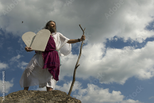 Moses mit Steintafeln vor Wolkenhimmel Fototapet