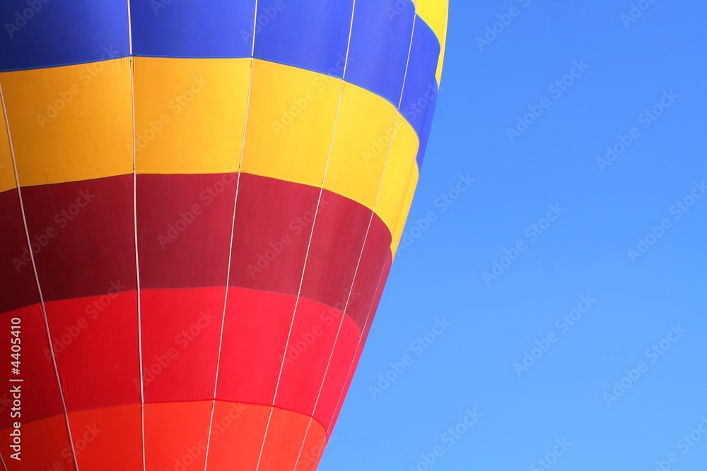 Obraz premium Ballon dirigeable sur fond de ciel bleu