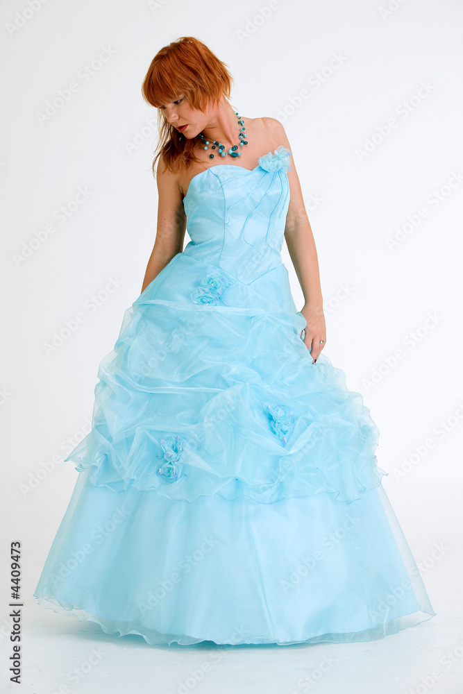 Junge Frau in Ballkleid