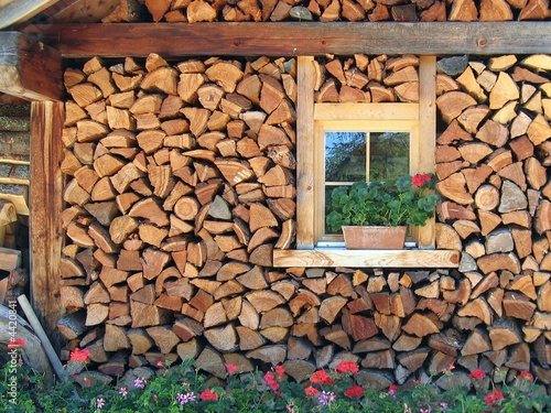 Holz vor der Hütte