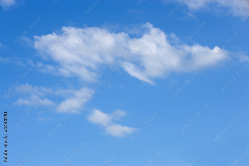 Cielo azul nubes blancas 