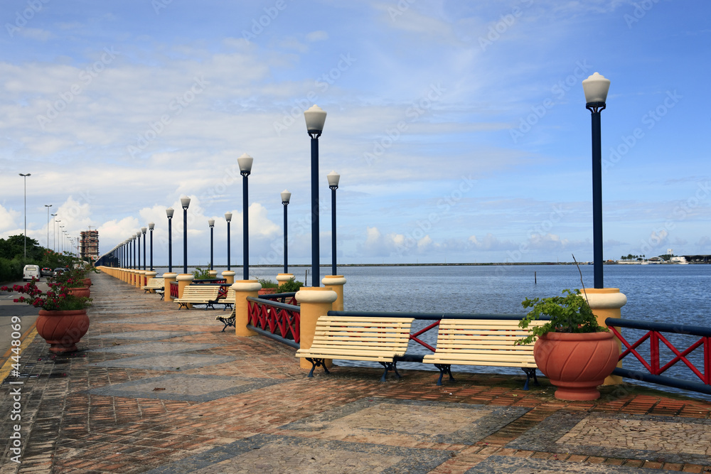 Obraz premium waterfront promenade recife