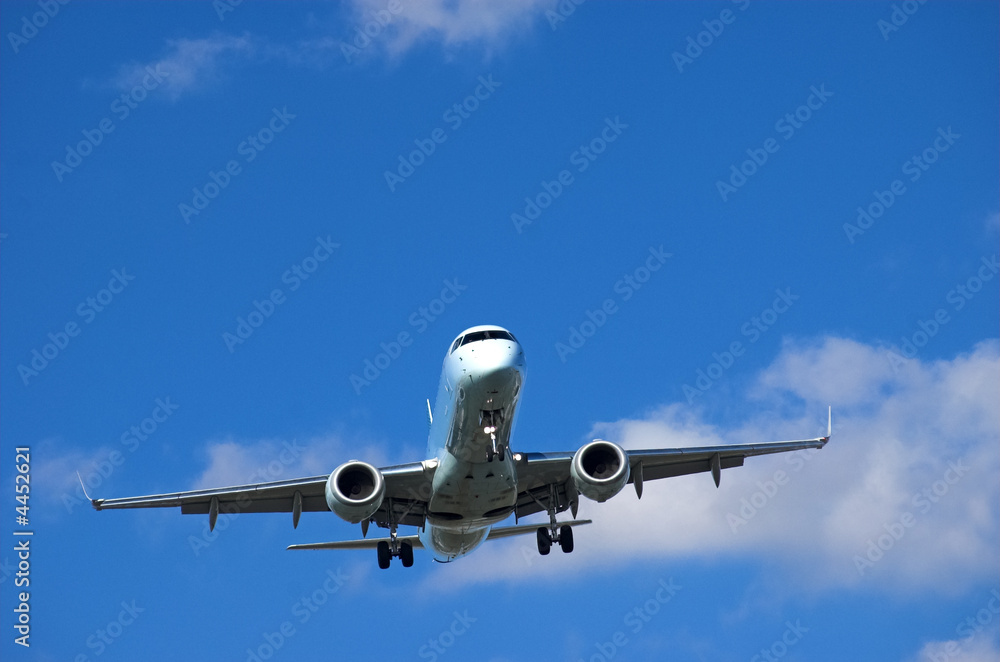 Airliner on short final to airport