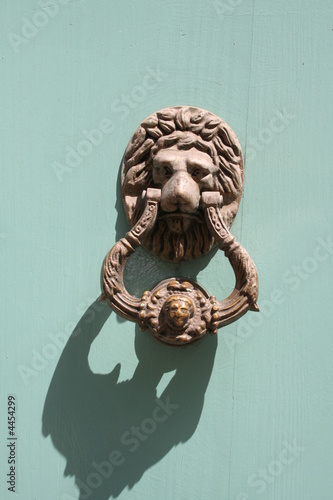 aldaba ornamental con forma de leon