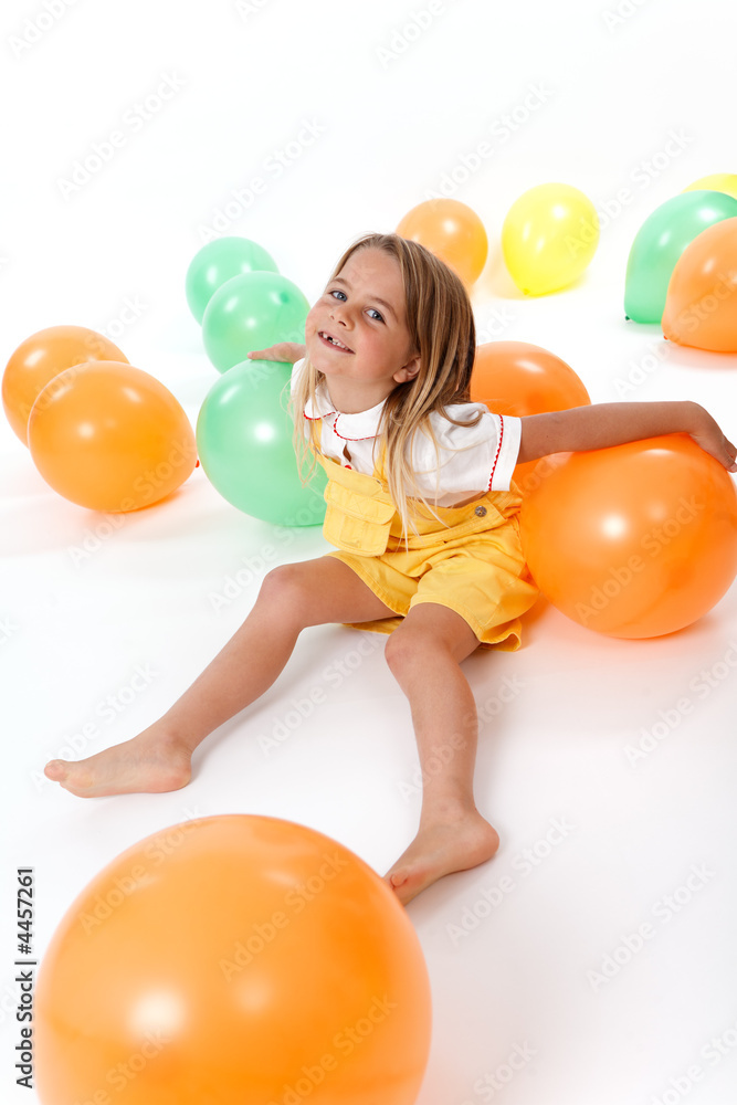 Enfant joue avec des ballons