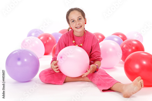 Enfant dans les ballons roses © philippe Devanne