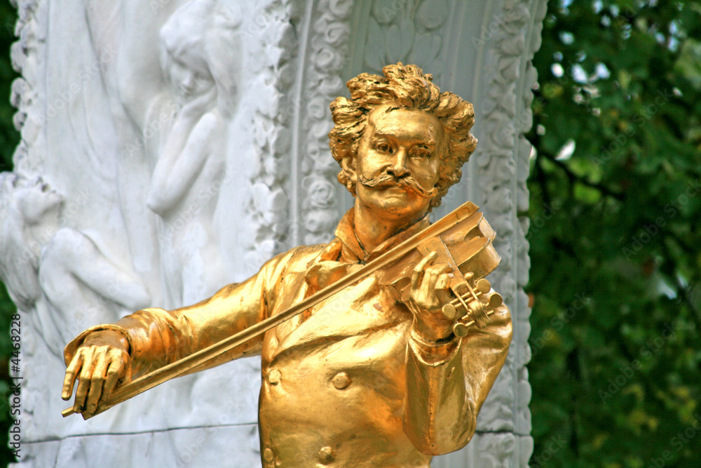 Fototapeta premium The Statue of Johann Strauss in stadtpark in Vienna, Austria