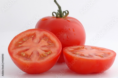 tomate con gotas de agua