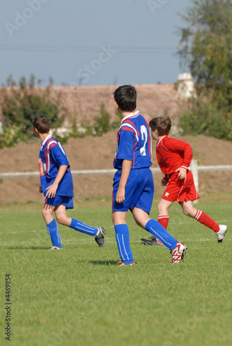 enfants jouant au football © jeanma85