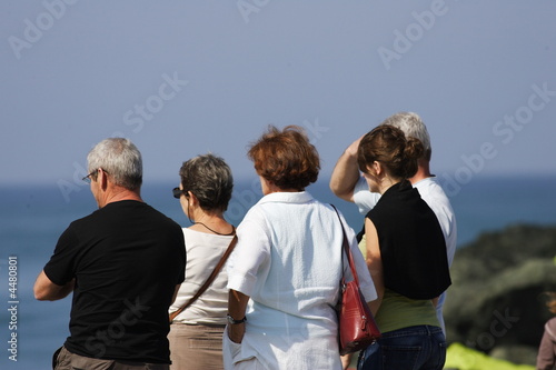 groupe de retraités qui admirent la mer
