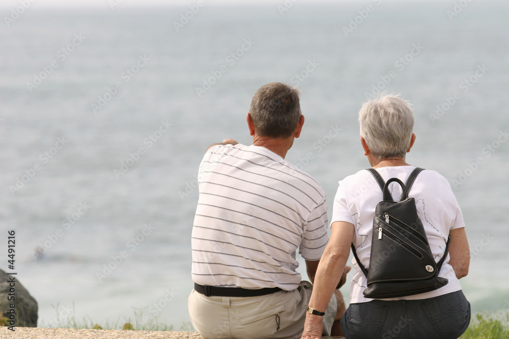 couple de retraités qui regarde la mer