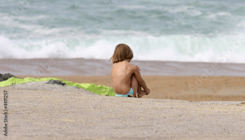 Fotografía petit garçon seul qui regarde la mer