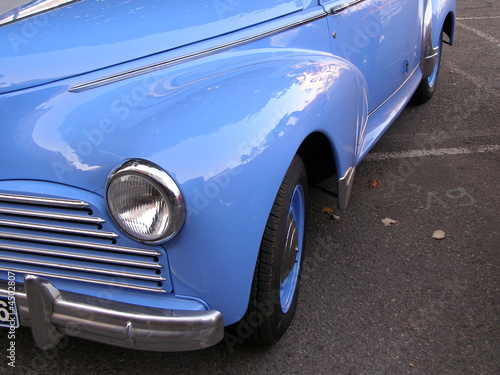 voiture de collection bleue