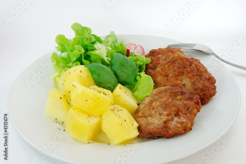 hamburger mit dampf-kartoffeln auf butter und salat