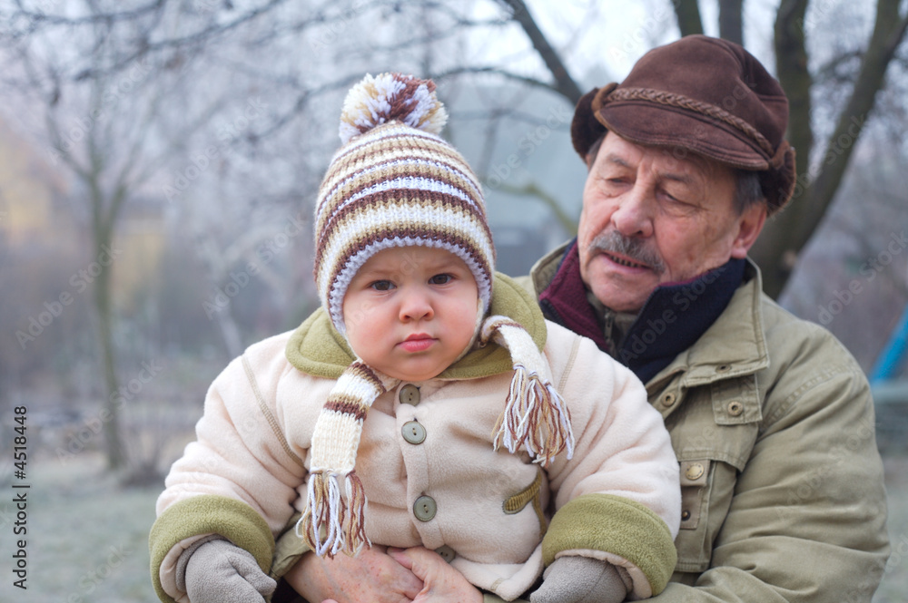 Obraz premium Grandpa and grandson outdoor